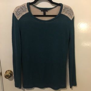 Thin Sweater with Shoulder Details